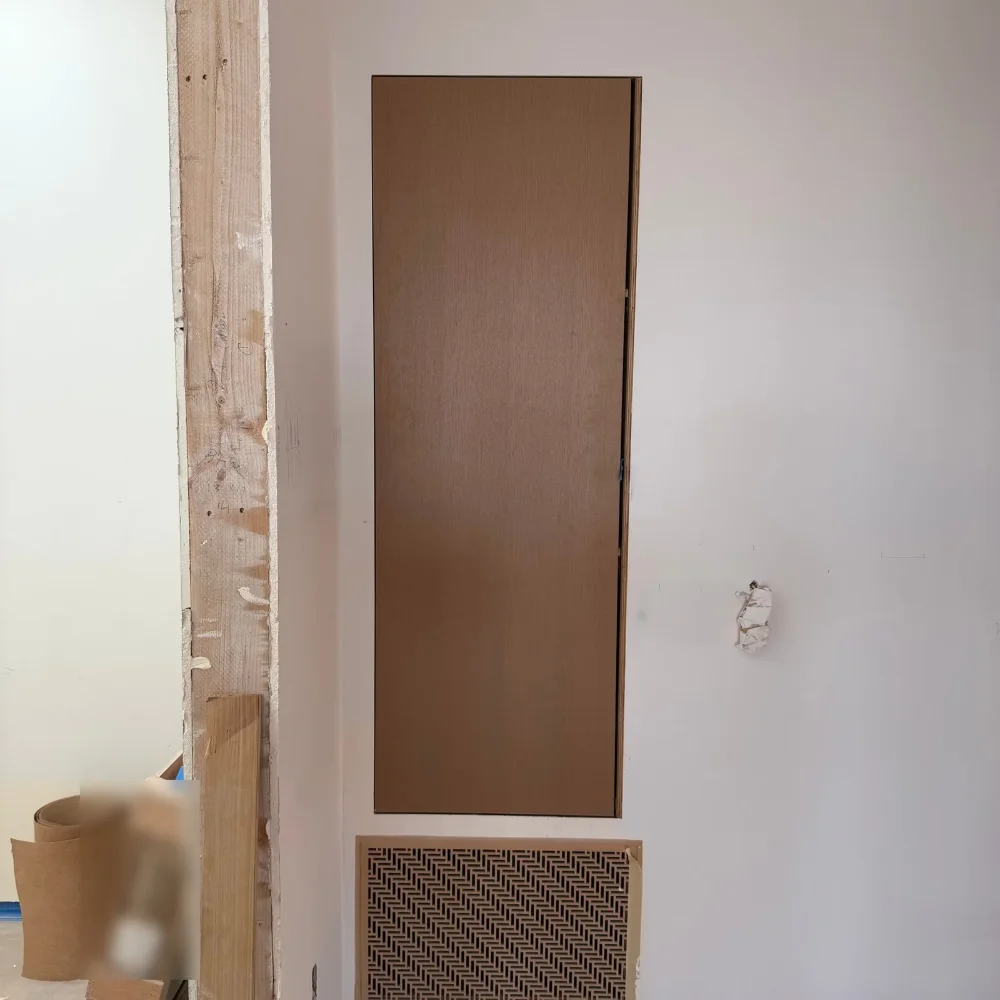 Flush door in its opening