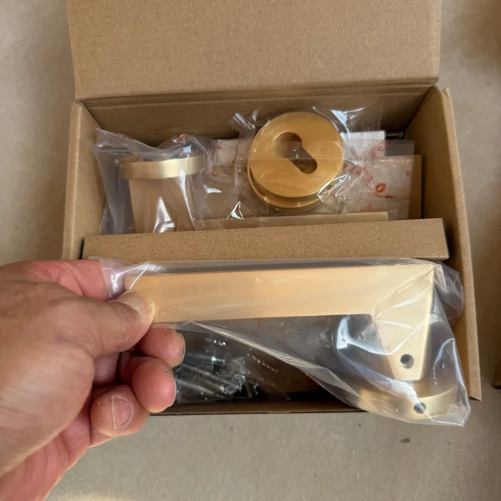 Lever set, packed with its fittings