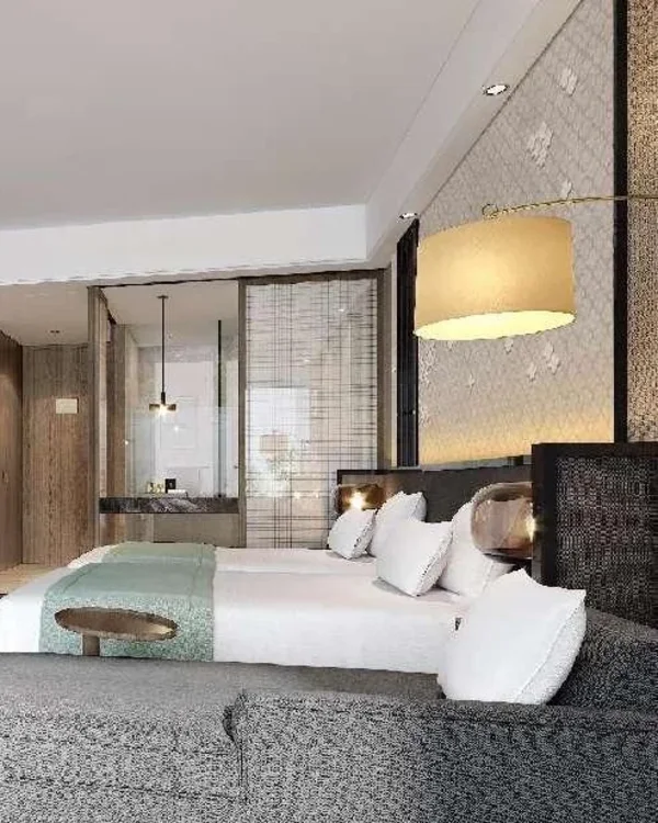 Twin guestroom with tall headboards and a woven bench